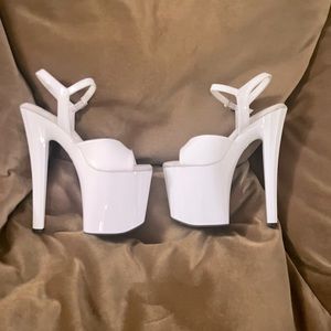 White pleasers Enchant 709